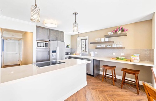 Waikiki Apartment | Oceanfront Condo with Valet Parking & Ocean View Balcony