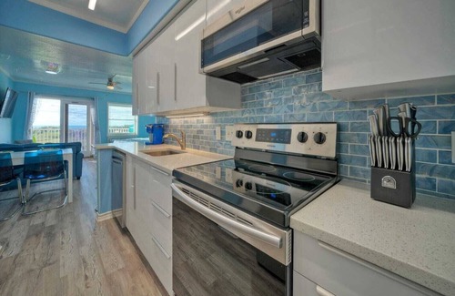Port Aransas Apartment | Experience Beachfront Bliss at Bubbly Blew by Avantstay