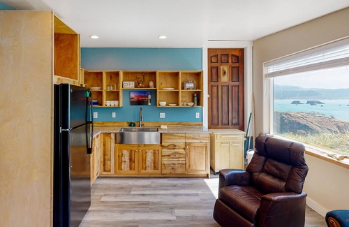 Port Orford Apartment | Oceanfront Condo with Spa & Smart TV Near State Parks