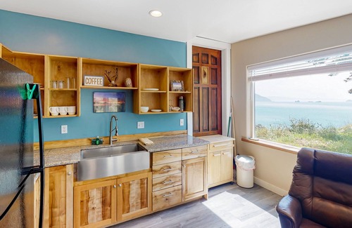 Port Orford Apartment | Oceanfront Condo with Spa & Smart TV Near State Parks