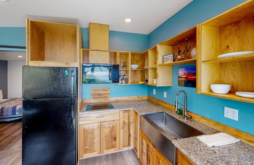 Port Orford Apartment | Oceanfront Condo with Spa & Smart TV Near State Parks