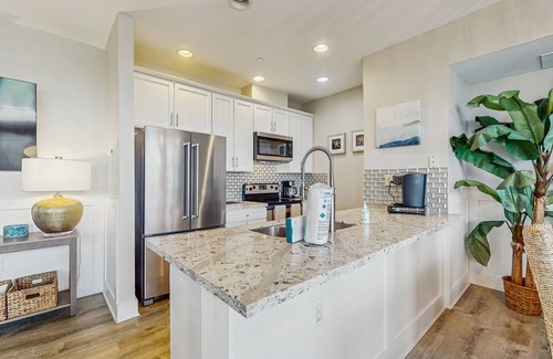 Red Fish Cove Condo | Pet-Friendly Oceanfront Condo with Pool & Hot Tub Access
