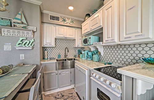 North Beach Condo | Beachside Corpus Christi Condo with Pool and Spa Amenities
