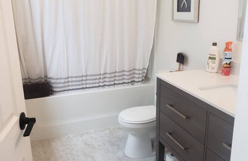 Cobble Hill Cottage | Oceanfront Cottage with Hot Tub near Wineries for Families