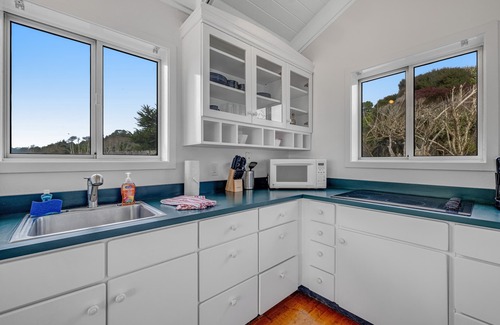 Mendocino House | Oceanfront Cottage with Beach Views & Deck Retreat
