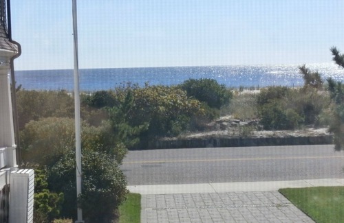 Admiral Estates Cottage | Secluded Oceanfront Cottage with Pet-Friendly Amenities
