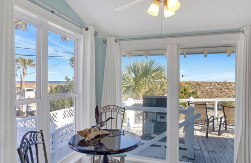 Tybee Island Cottage | Highly-Rated Tybee Cottage: Oceanfront 2 BDRM with Kitchen