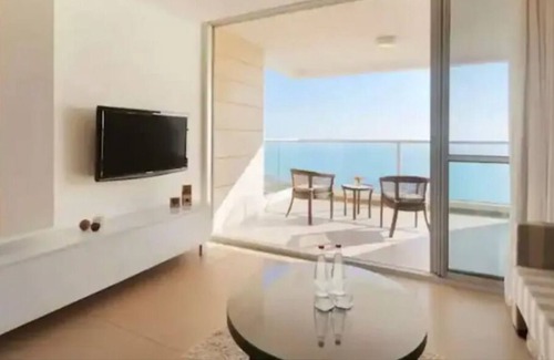 Acre Apartment | Oceanfront Deluxe Suite with Pool and Family Amenities