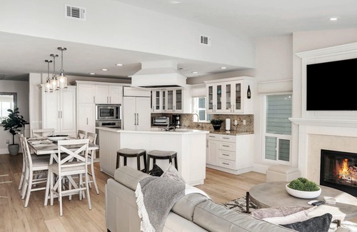 South Oceanside Condo | Oceanfront Designer Condo with Private Beach & Pool Access