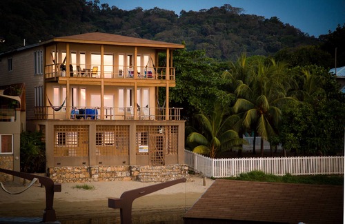 Antoneys Cay House | Beachfront Turtle Casa Penthouse: Dive, Snorkel & Kayak!