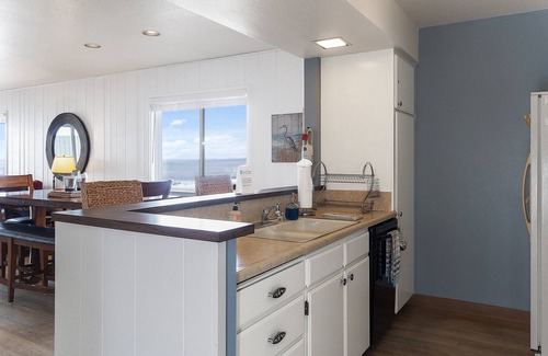 San Simeon Condo | Oceanfront Getaway: 4 BR Condo with Pool & Ocean Views