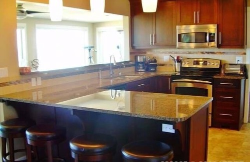Campbell River House | Oceanfront Executive: Family-Friendly Retreat Near Downtown