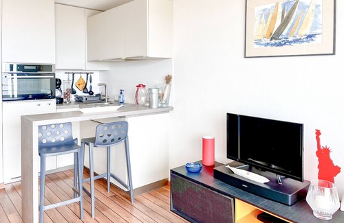 La Chaume Apartment | Relaxing Oceanfront Studio with Pool & Spa in La Chaume