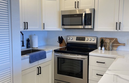 Kailua-Kona Condo | Oceanfront Oasis: Renovated Kona Isle with Pool & Breakfast