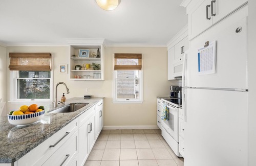 East Sandwich House | Beachfront Escape: Private Ocean Access for Families!