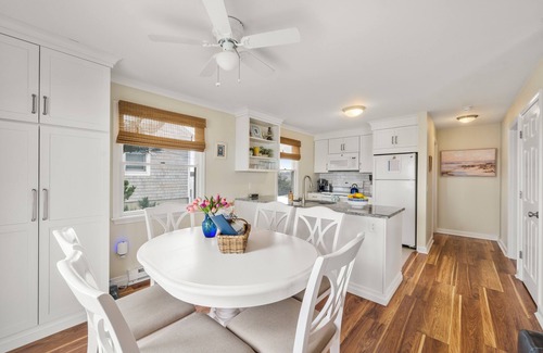 East Sandwich House | Beachfront Escape: Private Ocean Access for Families!