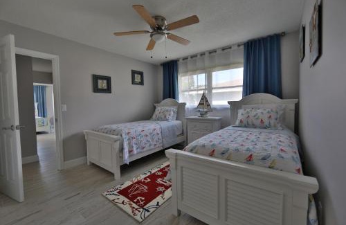Vamo House | Oceanfront Retreat with Sunset Views and Heated Pool