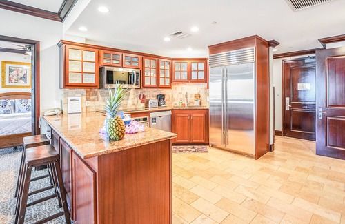 Wailua Condo | Impressive Oceanfront Retreat with Pool and Hot Tub