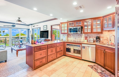 Wailua Condo | Impressive Oceanfront Retreat with Pool and Hot Tub