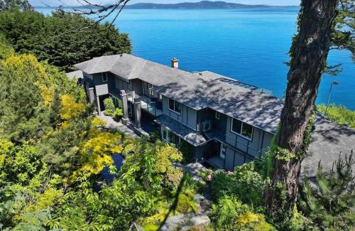 Gordon Head House | Coastal Retreat with Hot Tub & Pet-Friendly Options