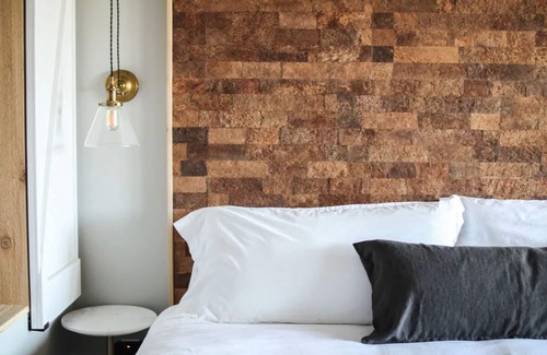 Long Beach Hotel | Oceanfront Retreat: Family-Friendly Getaway Near Discovery Trail