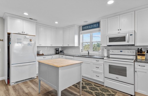 Emerald Isle House | Oceanfront Oasis: Pet-Friendly Getaway with Pool & Breakfast