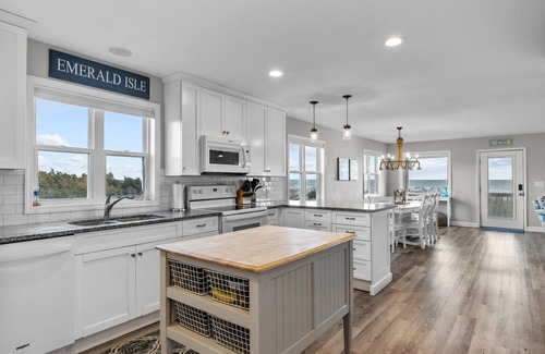 Emerald Isle House | Oceanfront Oasis: Pet-Friendly Getaway with Pool & Breakfast