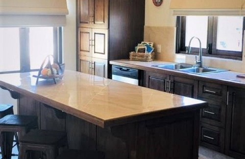 Loreto House | Ocean Paradise: Breathtaking Views & Walk to Town
