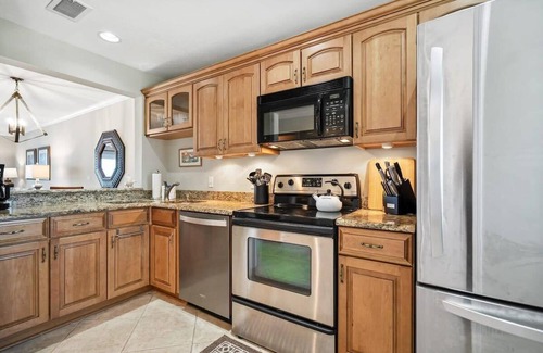 Crescent Beach Condo | Oceanfront Summerhouse Condo with Pool & Tennis Courts