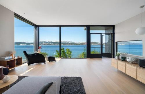 Tromso Apartment | Oceanfront Penthouse Duplex with Amazing Views & Dining