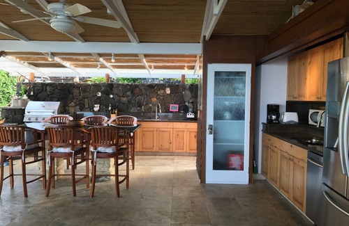 Kailua-Kona House | Oceanfront Getaway with Outdoor Kitchen & Pool, Magic Sands