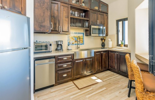 Cabo Bello Condo | Oceanfront Haven: Remodeled Retreat with Pool and Spa