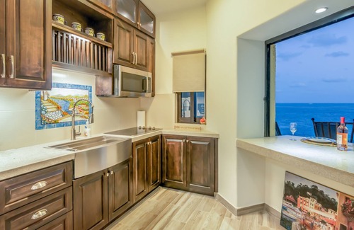 Cabo Bello Condo | Oceanfront Haven: Remodeled Retreat with Pool and Spa