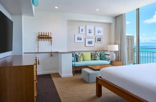 Diamond Head - Kapahulu - St. Louis Hotel | Oceanfront Room w/Private Lanai | Steps to the Beach & Close to Diamond Head