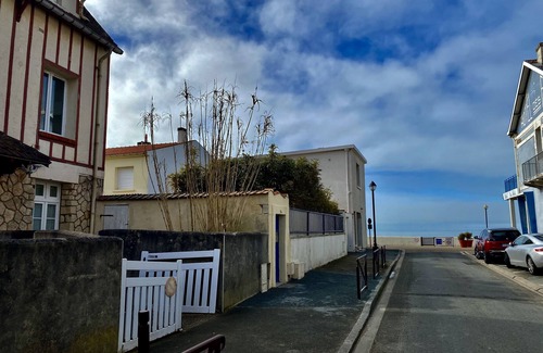 Chatelaillon-Plage Apartment | Ocean View Studio with Spa & Beach Access for Your Getaway