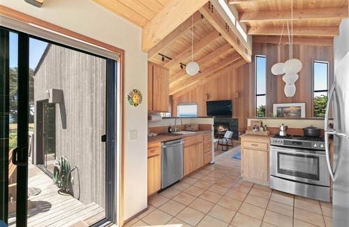Sea Ranch House | Pet-Friendly Designer Oceanfront Retreat at Abalone Bay