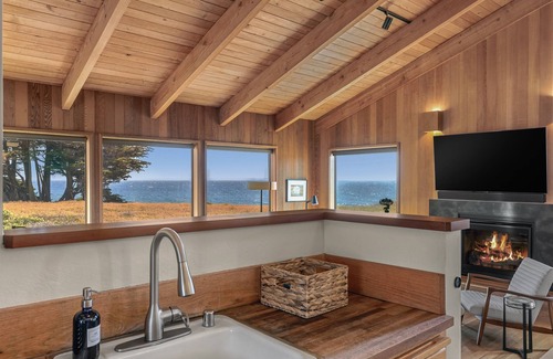 Sea Ranch House | Pet-Friendly Designer Oceanfront Retreat at Abalone Bay