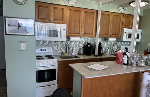 Bostroms Lower Ormond Beach Apartment | Oceanfront Studio with Pool & Beach Access - Rated 10/10