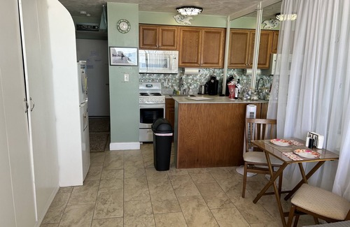 Bostroms Lower Ormond Beach Apartment | Oceanfront Studio with Pool & Beach Access - Rated 10/10