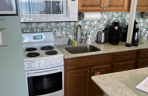 Bostroms Lower Ormond Beach Apartment | Oceanfront Studio with Pool & Beach Access - Rated 10/10