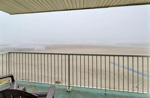 Lincoln City House | Oceanfront Suite - Sleeps 6 - Beach Access & Full Kitchen