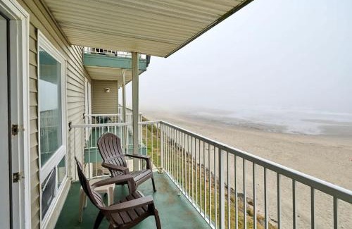 Lincoln City House | Oceanfront Suite - Sleeps 6 - Beach Access & Full Kitchen