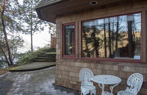 Maple Bay Apartment | Oceanfront Suite with Hot Tub and Spa - 10/10 Rated Stay