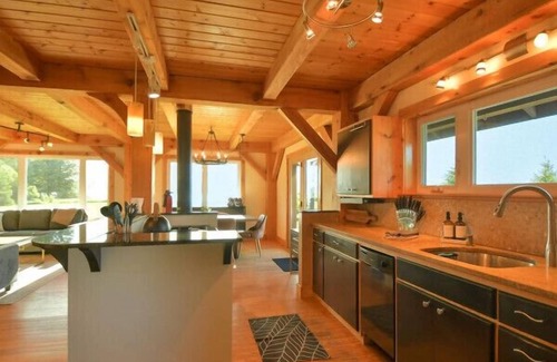 Homer House | Unforgettable Oceanfront Timber Home with Hot Tub & Spa
