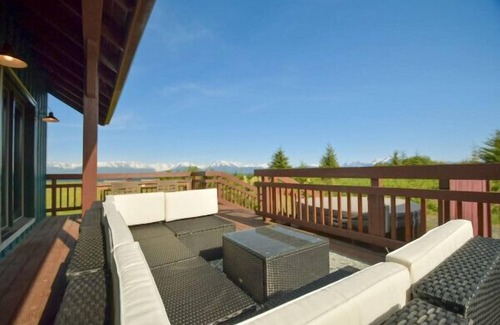 Homer House | Unforgettable Oceanfront Timber Home with Hot Tub & Spa