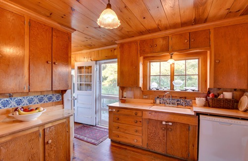 Boothbay Harbor House | Oceanfront Cottage with Deck, Steps from Boothbay Harbor