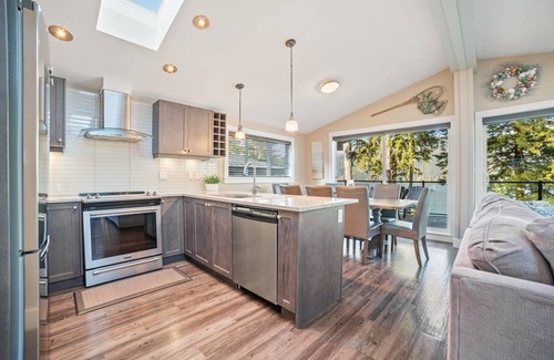 Port Renfrew Cottage | Oceanfront Retreat with Hot Tub & Pet-Friendly Comfort