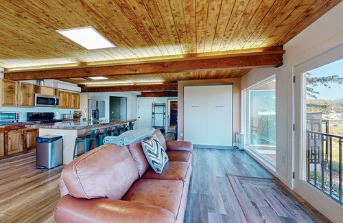 Port Orford Apartment | Oceanfront Views-Luxurious Coastal Getaway in Port Orford