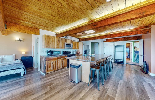 Port Orford Apartment | Oceanfront Views-Luxurious Coastal Getaway in Port Orford