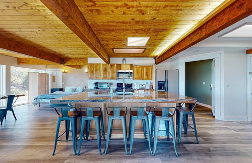 Port Orford Apartment | Oceanfront Views-Luxurious Coastal Getaway in Port Orford